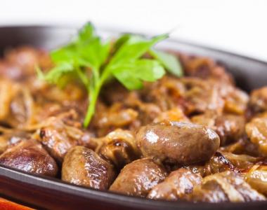 Saprātīgi un garšīgi: vistas sirdis ar kartupeļiem